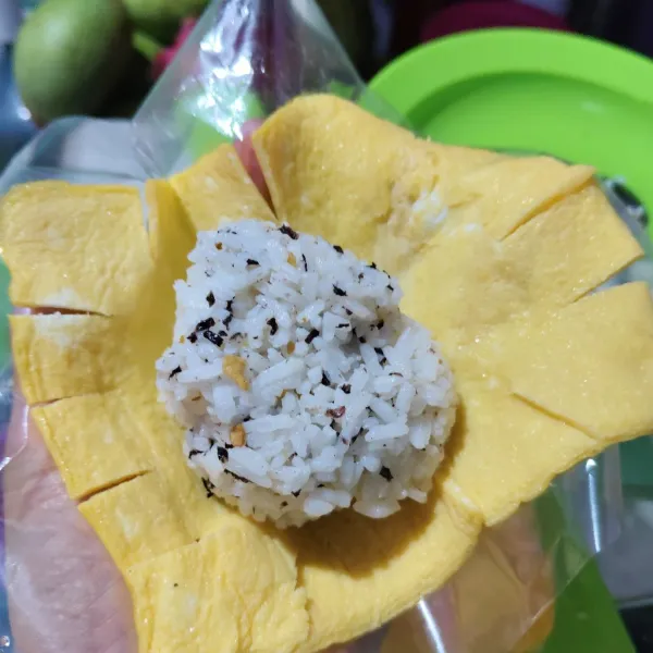 Isi dengan nasi yang telah dicampur gimbori