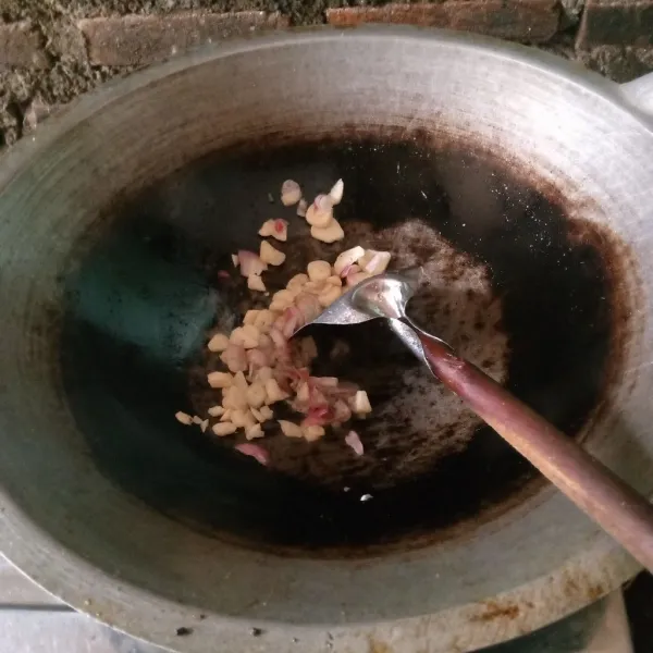 Tumis bawang yang sudah dipotong sampai layu.