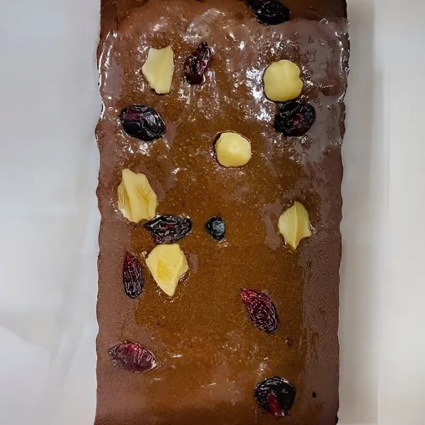 Taburkan kacang kenari di atas permukaan adonan sesuai selera. Panggang dalam oven yang telah dipanaskan sebelumnya pada suhu 200°C selama 30 menit