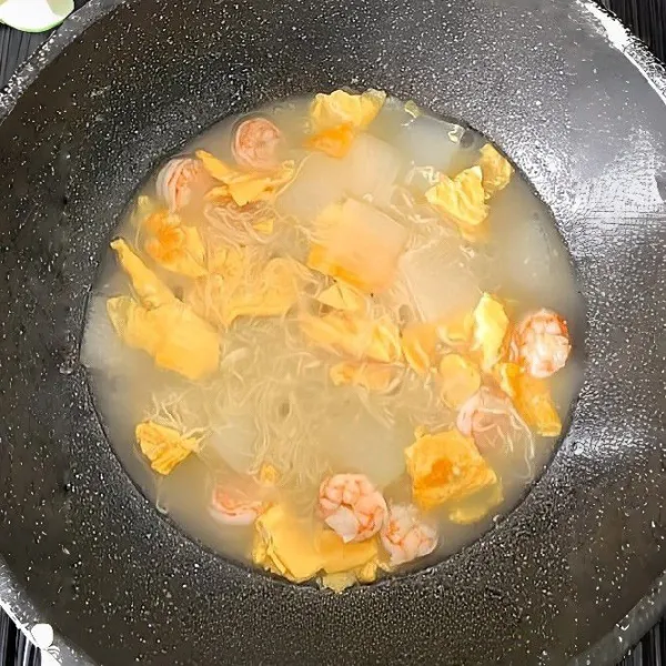 Masukkan 100 gr bihun dan telur orak-arik yang sudah dimasak sebelumnya. Rebus hingga semua bahan matang dan bihun menyerap rasa kuah