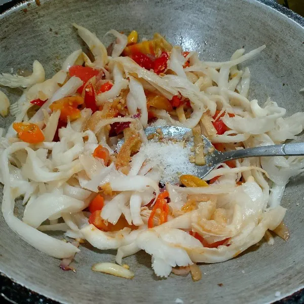Masukkan jamur yang telah disuwir, lalu bumbui dengan gula pasir, garam, dan lada bubuk. Masak hingga jamur layu dan mengeluarkan air.