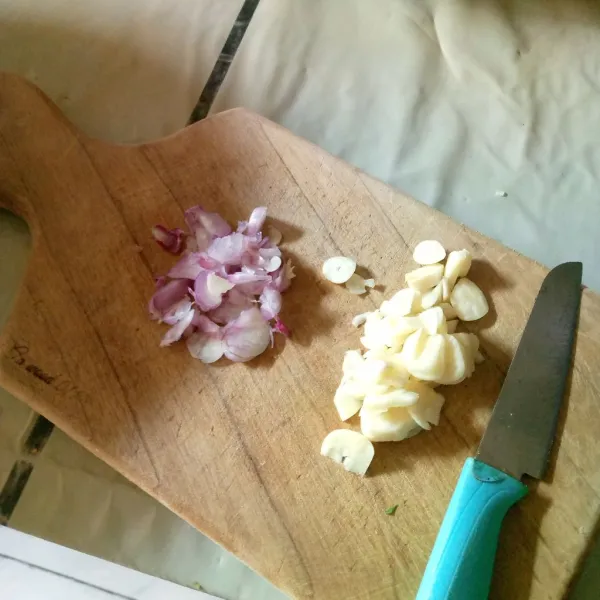 Iris tipis bawang putih dan bawang merah.
