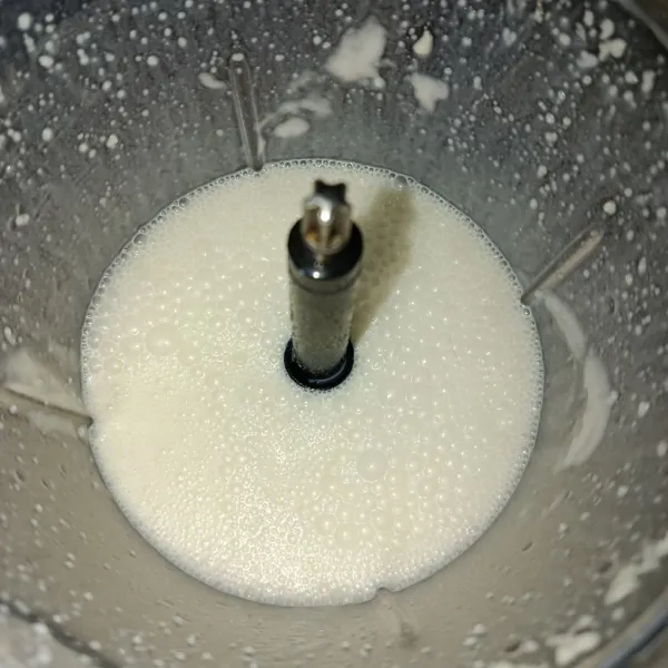 Masukkan keju, susu cair, mayonaise, dan susu kental manis dengan chopper sampai tercampur rata.