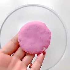 Tutup adonan dan bentuk bulat pipih