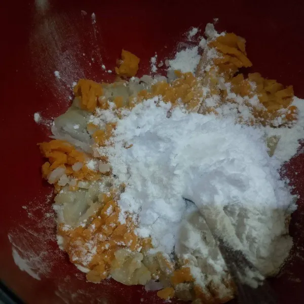 Kukus ubi sampai matang, lalu hancurkan.