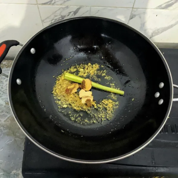 Masukkan laos dan serai, lalu aduk hingga wangi.