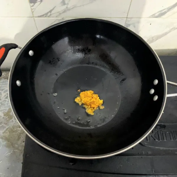 Tumis bumbu halus hingga harum dan sedikit layu.