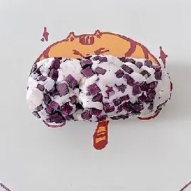 Kempiskan adonan, bagi menjadi 2 bagian sama besar. Campurkan satu bagian adonan dengan 70 gr potongan ubi ungu mentah, aduk rata, dan bentuk menjadi bola