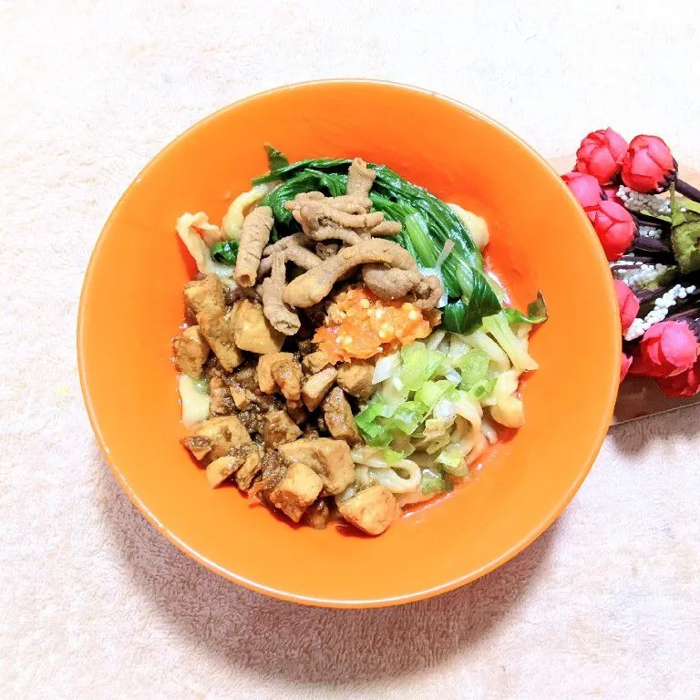 Mie Hijau Dan Tahu Ayam