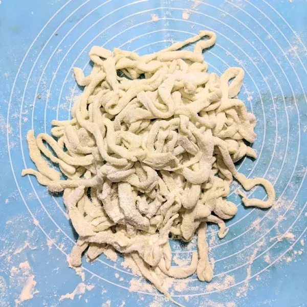 Potong-potong membentuk mie dan mie hijau siap digunakan.