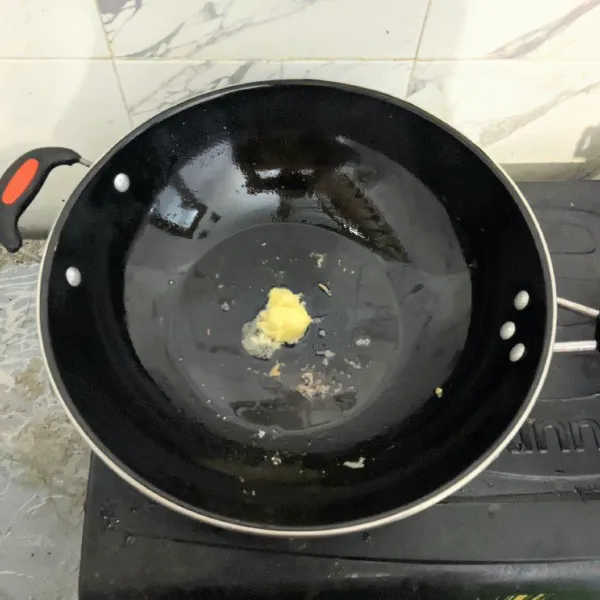 Tumis bawang putih halus hingga harum dan sedikit layu.