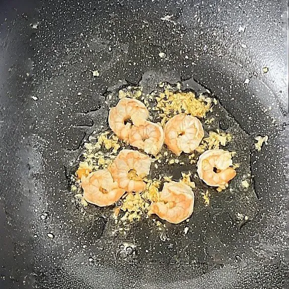 Masukkan 150 gr udang, tumis hingga berubah warna dan mengeluarkan aroma harum