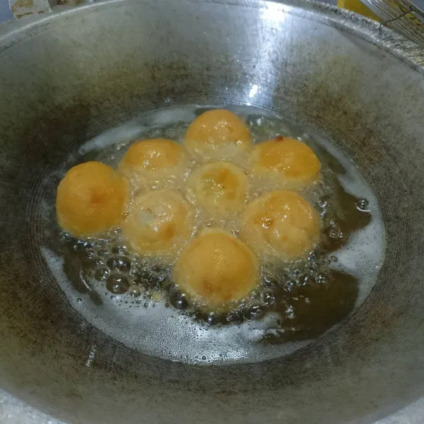 Goreng hingga semua permukaan berubah warna menjadi kecokelatan. Sajikan dengan taburan gula donat.