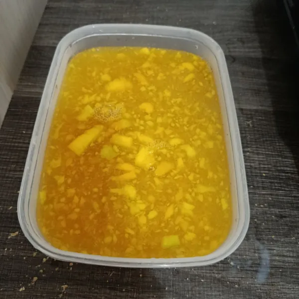 Tuangkan adonan ke dalam cetakan pudding dan tunggu hingga set. Masukkan adonan ke dalam kulkas agar hasilnya lebih maksimal.