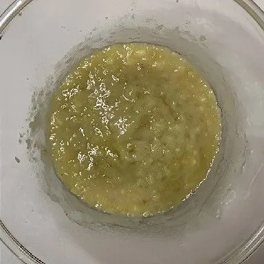 Haluskan 380 gr pisang matang hingga benar-benar lembut