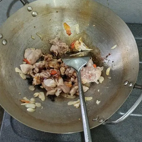 Masukkan ayam, tumis hingga daging setengah memutih, lalu tambahkan kecap manis dan kecap asin