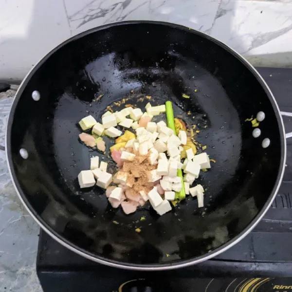 Tambahkan ayam dan tahu putih. Aduk hingga berubah warna.