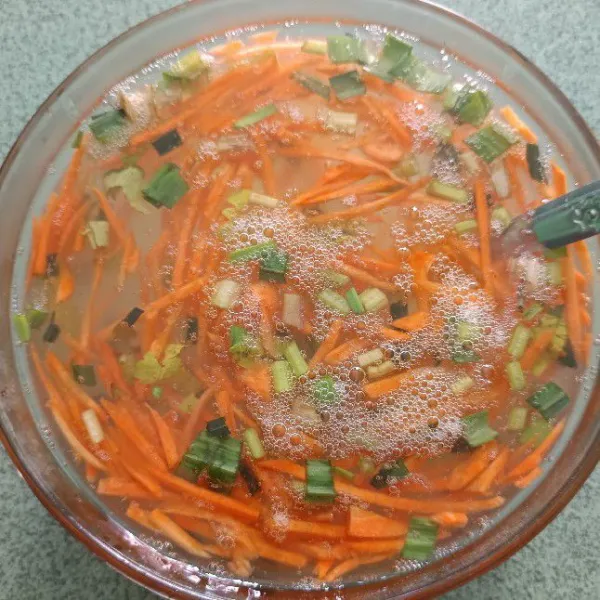 Masukkan semua bahan ke dalam wadah, tambahkan garam dan lada bubuk, aduk hingga tercampur rata