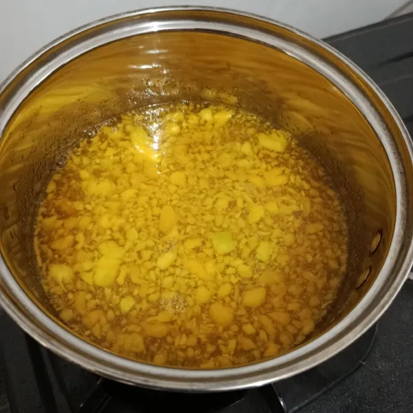 Jika sudah mendidih, matikan kompor dan tuangkan mangga yang sudah dihaluskan. Aduk rata.