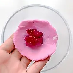 Ambil secukupnya adonan, pipihkan, lalu isi dengan daging buah naga 30 gr