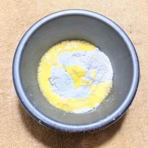 Masukkan telur yang telah dikocok lepas, lalu aduk sampai rata.