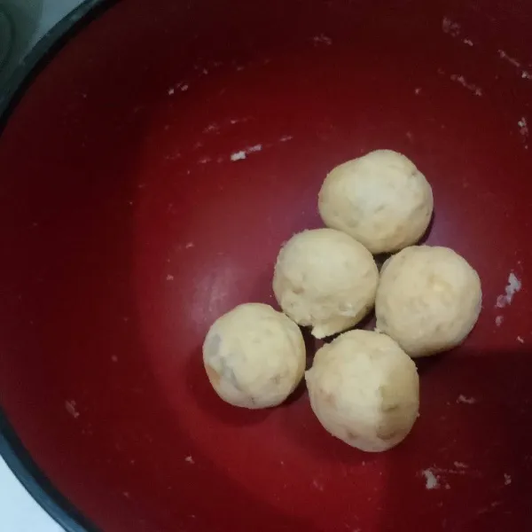 Bentuk adonan menjadi bola.