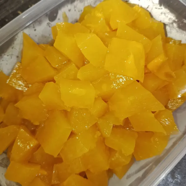 Jika pudding sudah set, potong-potong pudding sesuai selera.