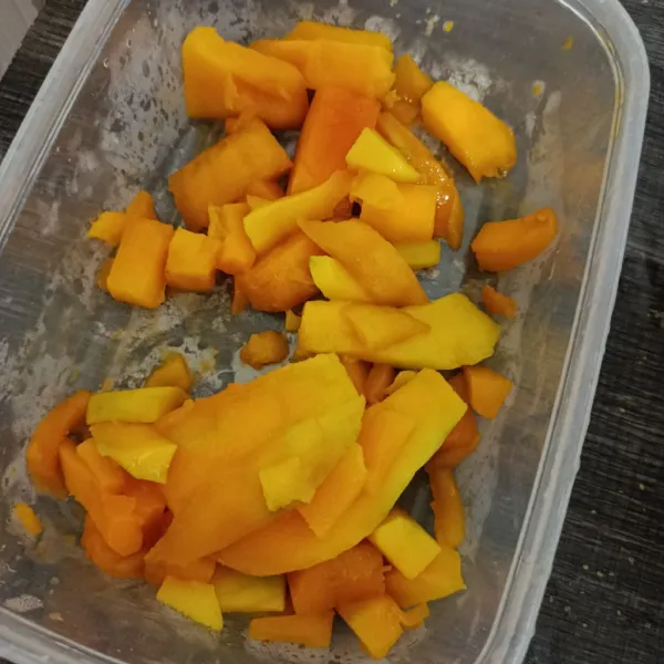 Potong-potong mangga sesuai selera.
