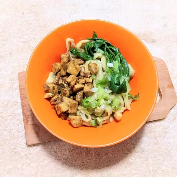 Tambahkan topping ayam tahu kecap, pakcoy rebus, dan irisan daun bawang.