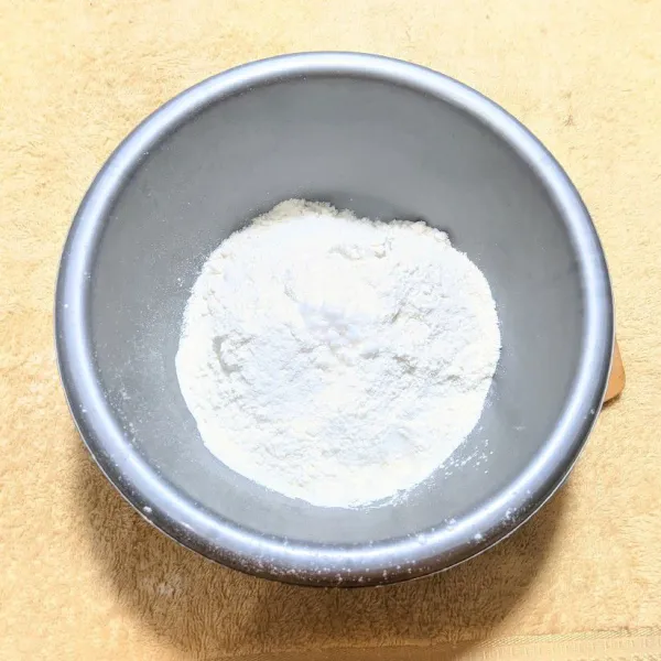 Campurkan tepung terigu dan garam ke dalam wadah.