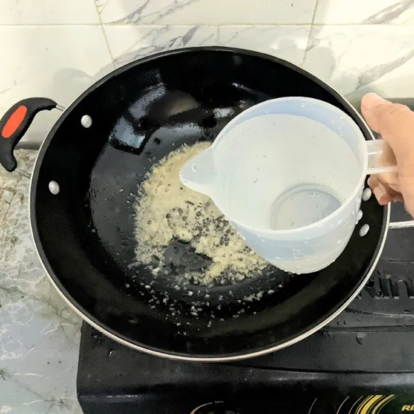 Tuangkan air, lalu aduk sampai rata.
