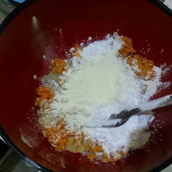 Masukkan tepung tapioka, tepung terigu, susu bubuk, dan garam.
