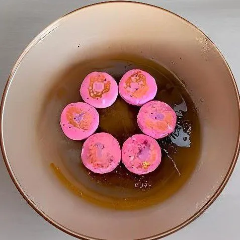 Panaskan wajan anti lengket, olesi dengan minyak, panggang pancake di atas api kecil hingga kedua sisi berwarna keemasan