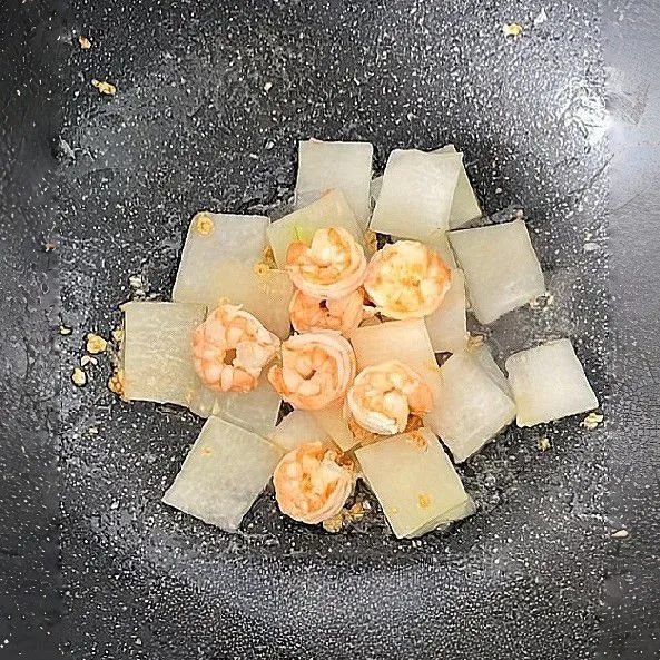 Tambahkan 200 gr labu siam, aduk rata dan tumis sebentar