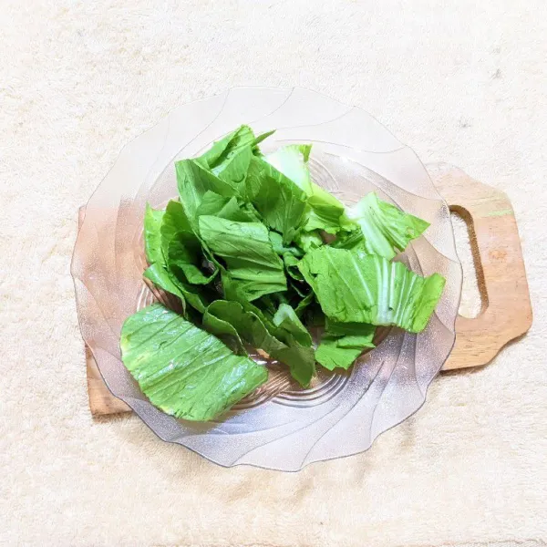 Potong-potong pakcoy sesuai selera.