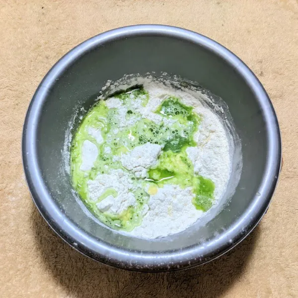 Tuangkan air pakcoy sedikit demi sedikit sambil diuleni hingga kalis.