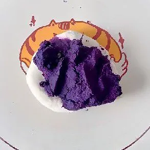 Campurkan bagian adonan lainnya dengan 50 gr puree ubi ungu, uleni hingga warna ungu merata dan permukaannya halus