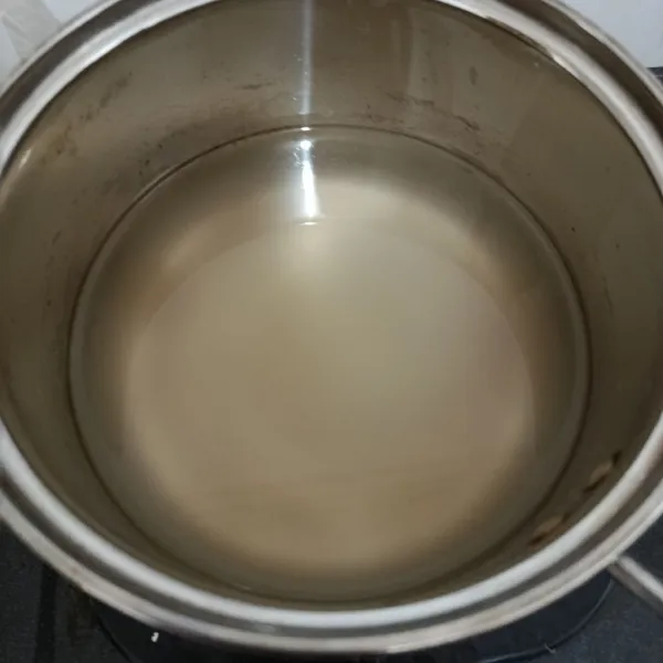 Masukkan bubuk agar-agar, gula pasir, dan air ke dalam panci, lalu masak hingga mendidih dengan api sedang.