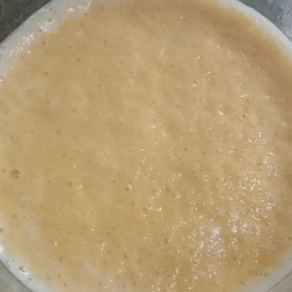 Siapkan blender, masukkan labu, gula, susu bubuk, dan air, blender hingga halus