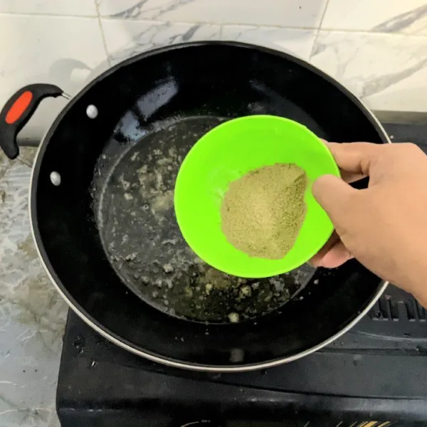 Masukkan bumbu opor instan dan aduk hingga rata.