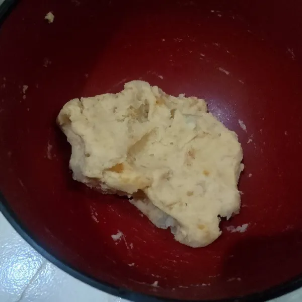 Uleni adonan sampai kalis dan menyatu. Jika adonan kering, bisa tambakan sedikit air supaya kalis.