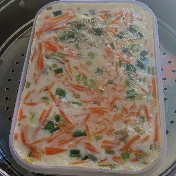 Kukus hingga matang kurang lebih 15 menit, angkat, keluarkan dari cetakan, potong potong dan siap dinikmati.