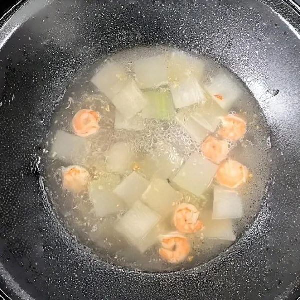 Tuangkan 600 ml air panas, biarkan mendidih hingga labu mulai lunak