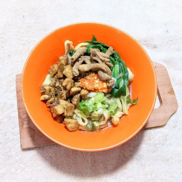 Sajikan denga sambal dan keripik usus.