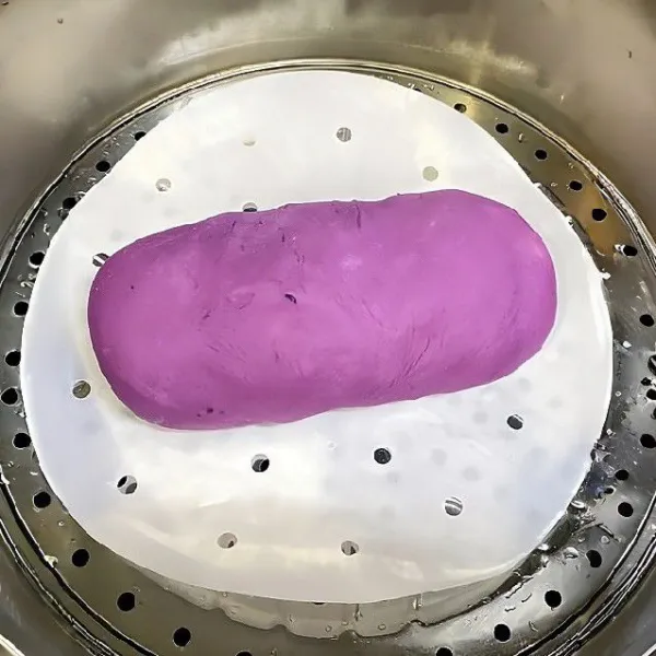 Diamkan kembali hingga mengembang 2 kali lipat. Kukus dengan air dingin selama 20 menit, kemudian lanjutkan mengukus dengan api sedang selama 3 menit