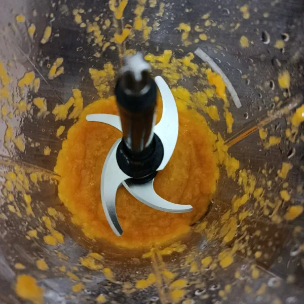 Haluskan menggunakan chopper.