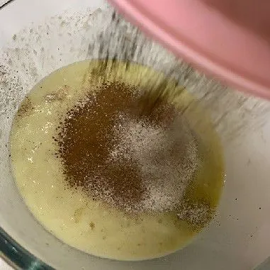 Masukkan 80 gr tepung gandum utuh, 25 gr bubuk kakao, dan 5 gr baking powder ke dalam campuran pisang. Aduk hingga semua bahan tercampur merata