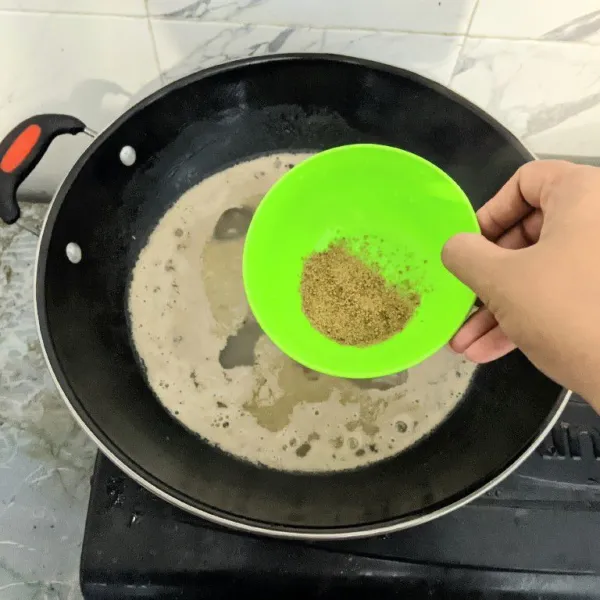 Tambahkan kaldu bubuk. Jangan lupa untuk koreksi rasa.