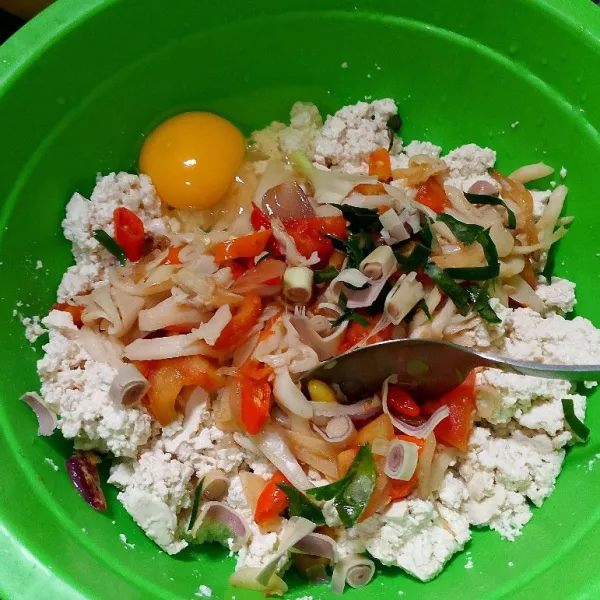 Hancurkan tahu, lalu masukkan tumisan jamur, daun bawang, daun jeruk, serai, gula merah, dan garam.