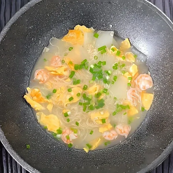 Taburkan 10 gr daun bawang cincang di atasnya. Tambahkan 2 gr garam halus, aduk rata